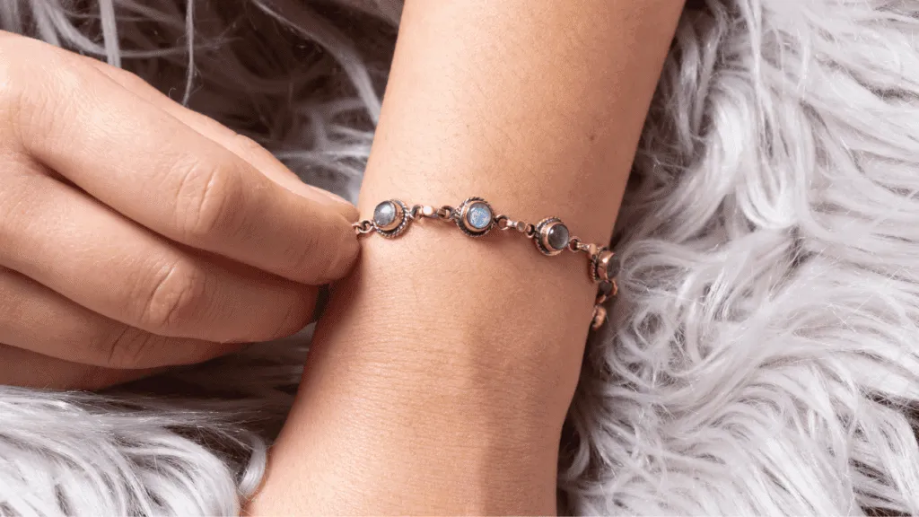 Zdjęcie Czy biżuteria z mosiądzu jest zdrowa? Odkryj prawdę o alergiach