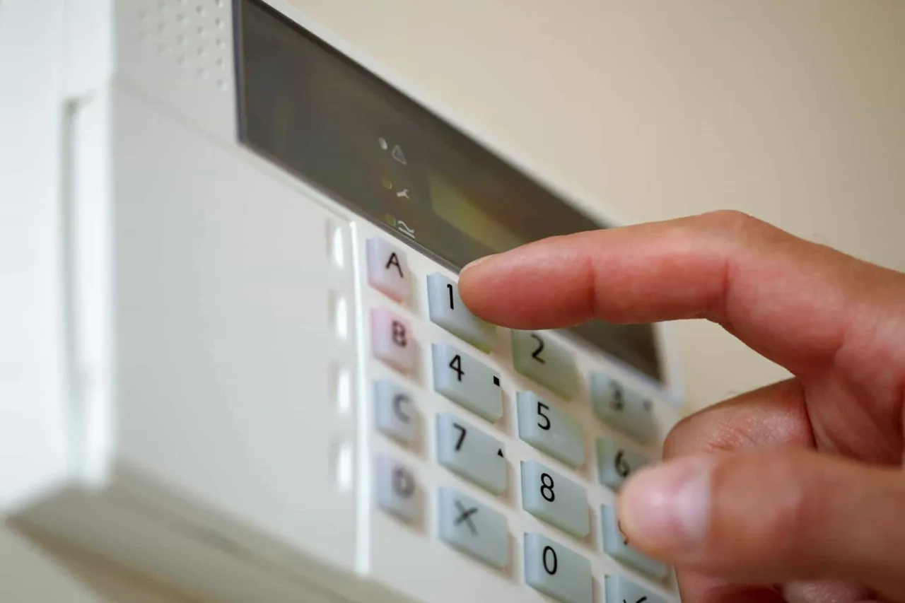 Zdjęcie Jak zrobić alarm w domu – uniknij włamań i zabezpiecz swoją przestrzeń