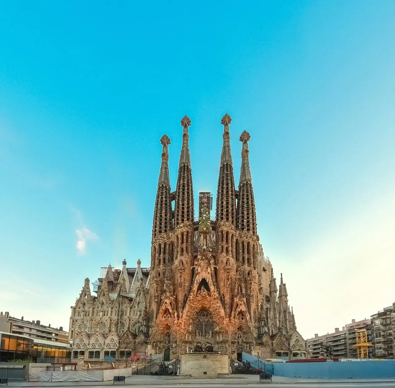 Zdjęcie Sagrada Familia jaki styl: Odkryj niezwykłe połączenie gotyku i secesji