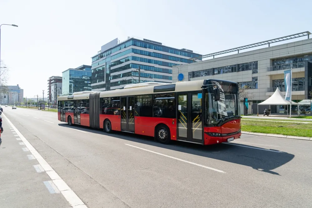 Zdjęcie Czym się różni autobus od autokaru – wybierz najlepszą opcję podróży
