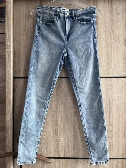 Zdjęcie Gdzie kupić ubrania z lat 90, aby znaleźć unikalne perełki vintage?