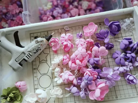 Zdjęcie Kwiaty z Foamiranu DIY: Tw&oacute;rz Piękne Dekoracje Krok po Kroku