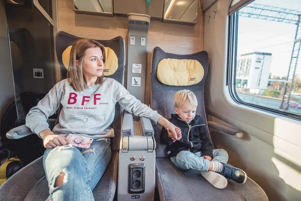 Zdjęcie Co można robić podczas podróży pociągiem? 10 pomysłów na czas wolny