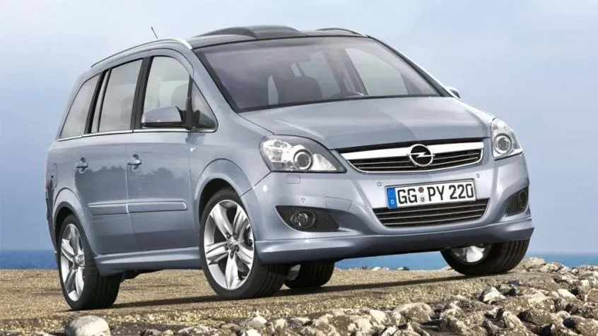 Zdjęcie Gdzie są bezpieczniki w Opel Zafira B? Oto kluczowe lokalizacje
