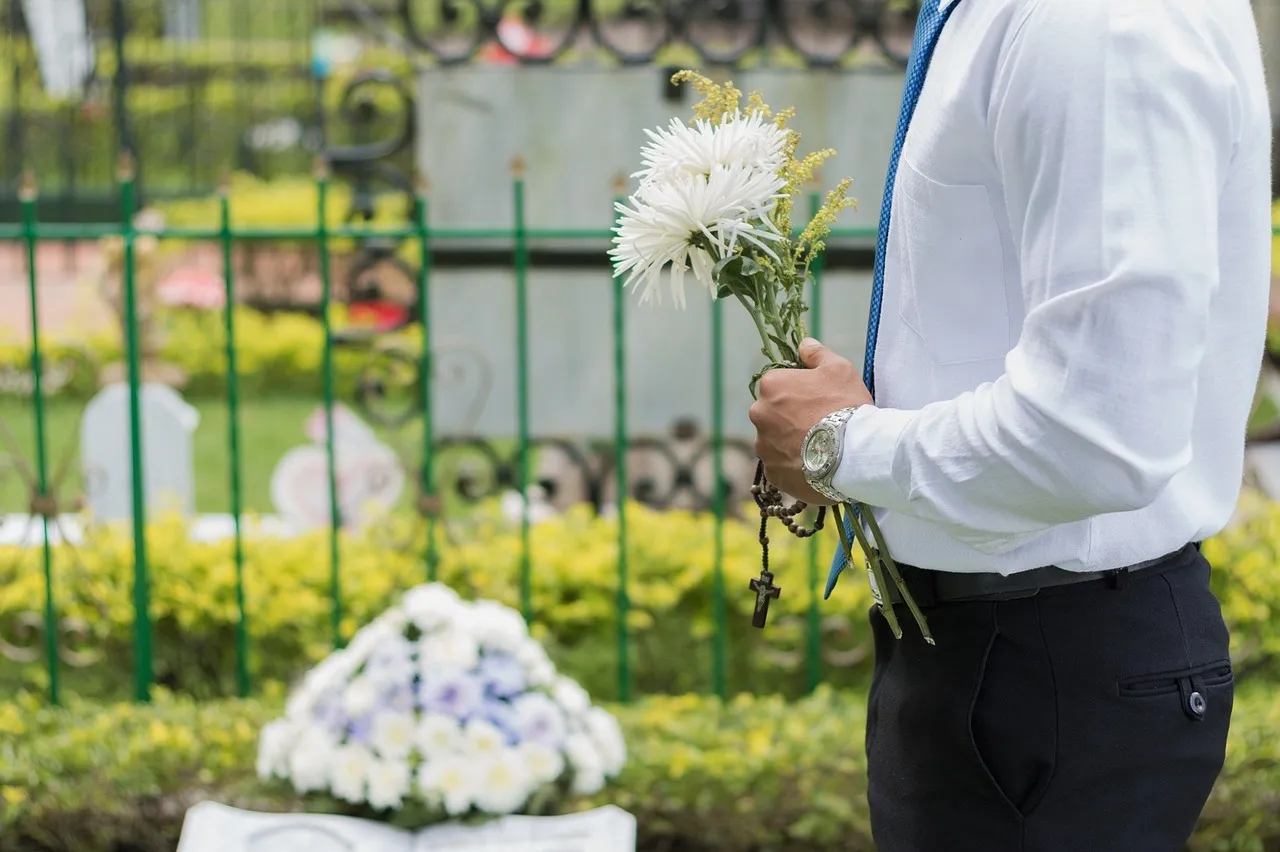 Zdjęcie Jak zachować się na pogrzebie, by uniknąć faux pas i okazać szacunek