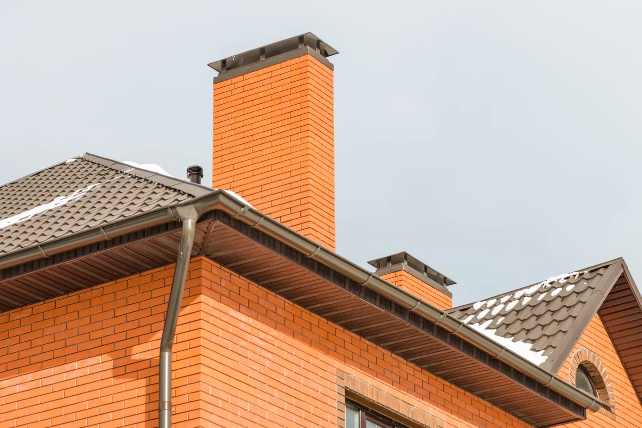 Zdjęcie Czym obłożyć komin na dachu? Najlepsze materiały i porady