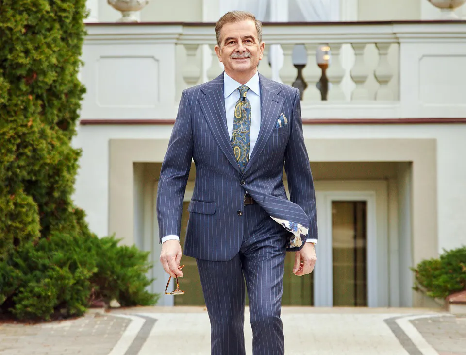 Zdjęcie Garnitur w prążki czy modny? Odkryj jego ponadczasowy styl i zastosowanie