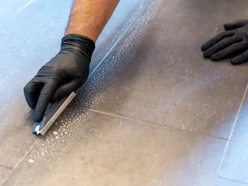 Zdjęcie Jak wymienić fugę i uniknąć powszechnych błędów w DIY