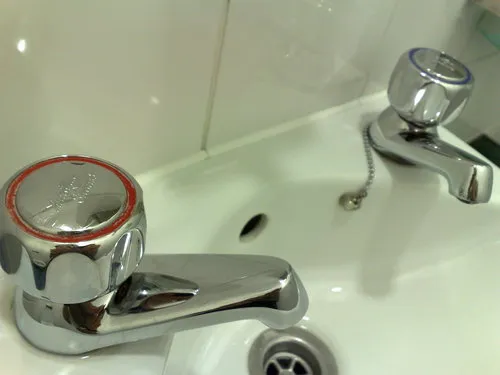 Zdjęcie Dlaczego w Anglii są dwa krany? Odkryj zaskakujące powody tej tradycji