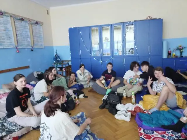 Zdjęcie Jak zorganizować niezapomniane nocowanie w szkole: Poradnik dla rodziców