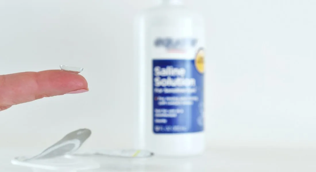 Zdjęcie Czym zastąpić płyn do soczewek? Bezpieczne awaryjne rozwiązania