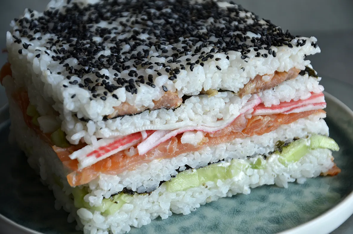 Zdjęcie Jak zrobić tort sushi - prosta receptura i dekoracje, które zachwycą