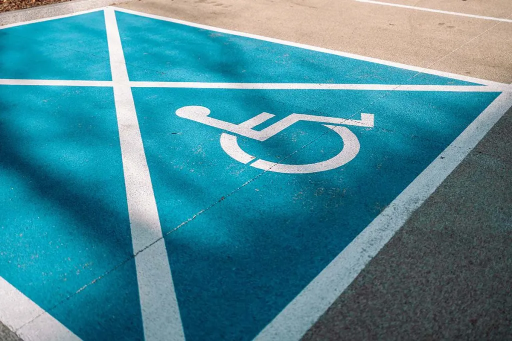 Zdjęcie Czy niepełnosprawny może parkować na chodniku? Sprawdź zasady i kary