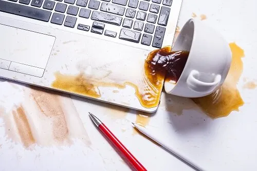 Zdjęcie Czy zalany laptop będzie działał? Kluczowe kroki i porady na ratunek