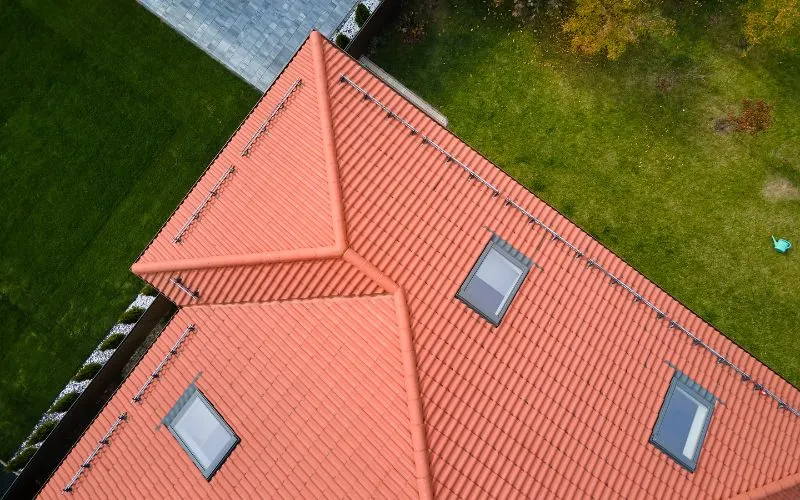 Zdjęcie Dachówka ceramiczna czy betonowa – która jest lepszym wyborem?