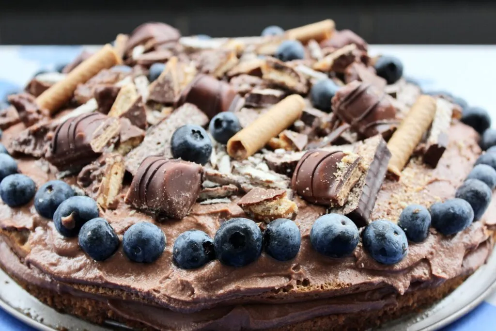 Zdjęcie Ile kalorii ma tort czekoladowy? Sprawdź, jak wpływa na Twoją dietę!