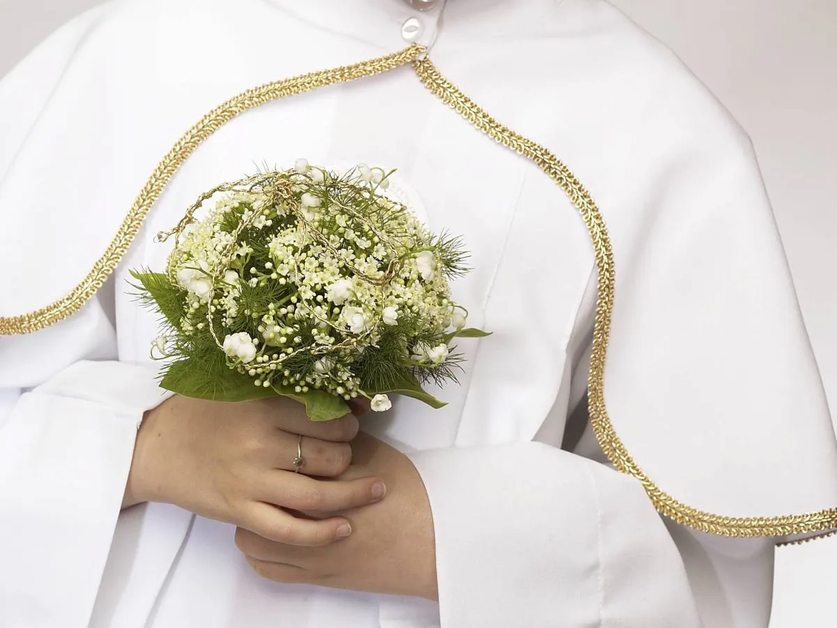 Zdjęcie Komunia w sobotę czy niedzielę? Poznaj wady i zalety obu opcji.