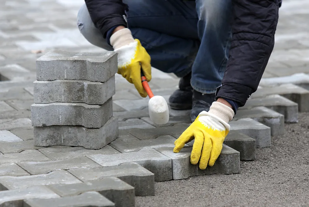 Zdjęcie Jak położyć kostkę brukową - proste kroki i najczęstsze błędy do uniknięcia