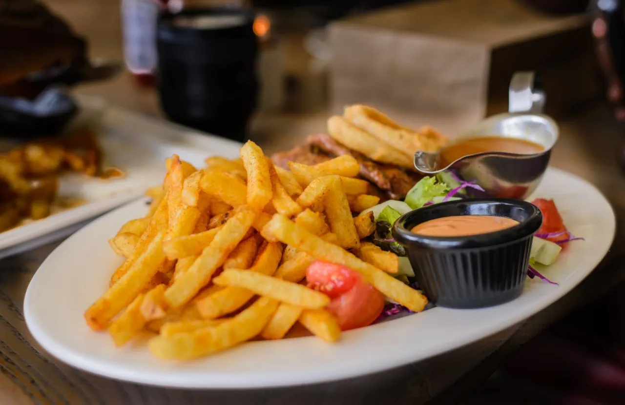Zdjęcie Ile kalorii ma 100 gram frytek? Zaskakujące fakty o kaloryczności