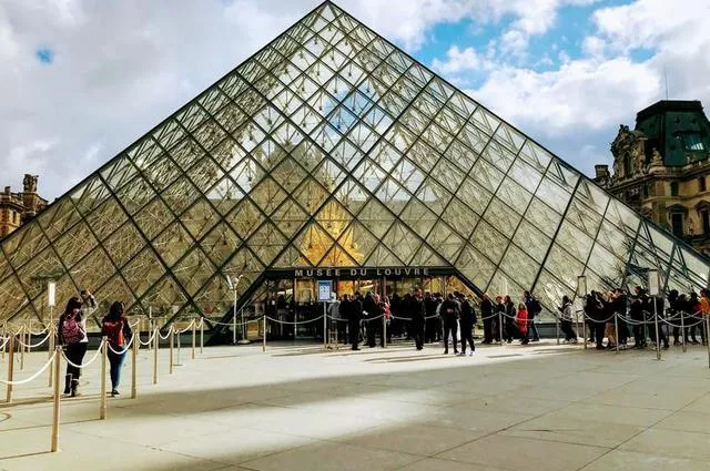 Zdjęcie Jak kupić bilety do Luwru przez internet i uniknąć długich kolejek