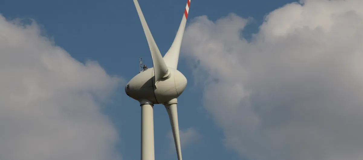 Zdjęcie Dlaczego elektrownia wiatrowa wymaga stabilizowania, aby uniknąć przerw w energii?