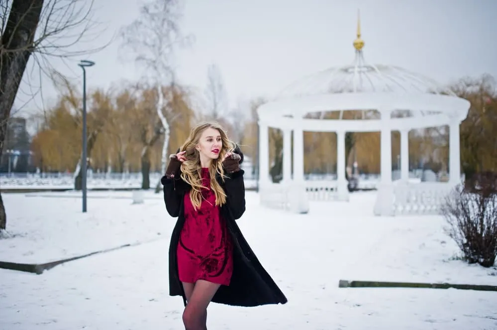 Zdjęcie W co się ubrać na wesele zimą, aby wyglądać elegancko i ciepło