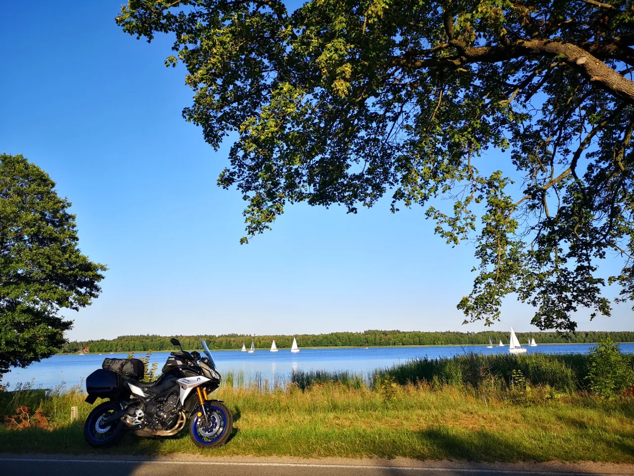 Zdjęcie Najlepsze trasy motocyklowe na Mazurach – mapa i praktyczne wskazówki dla motocyklistów
