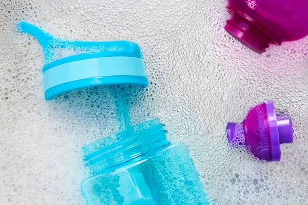 Zdjęcie Jak skutecznie usunąć zapach z plastikowej butelki – proste domowe sposoby