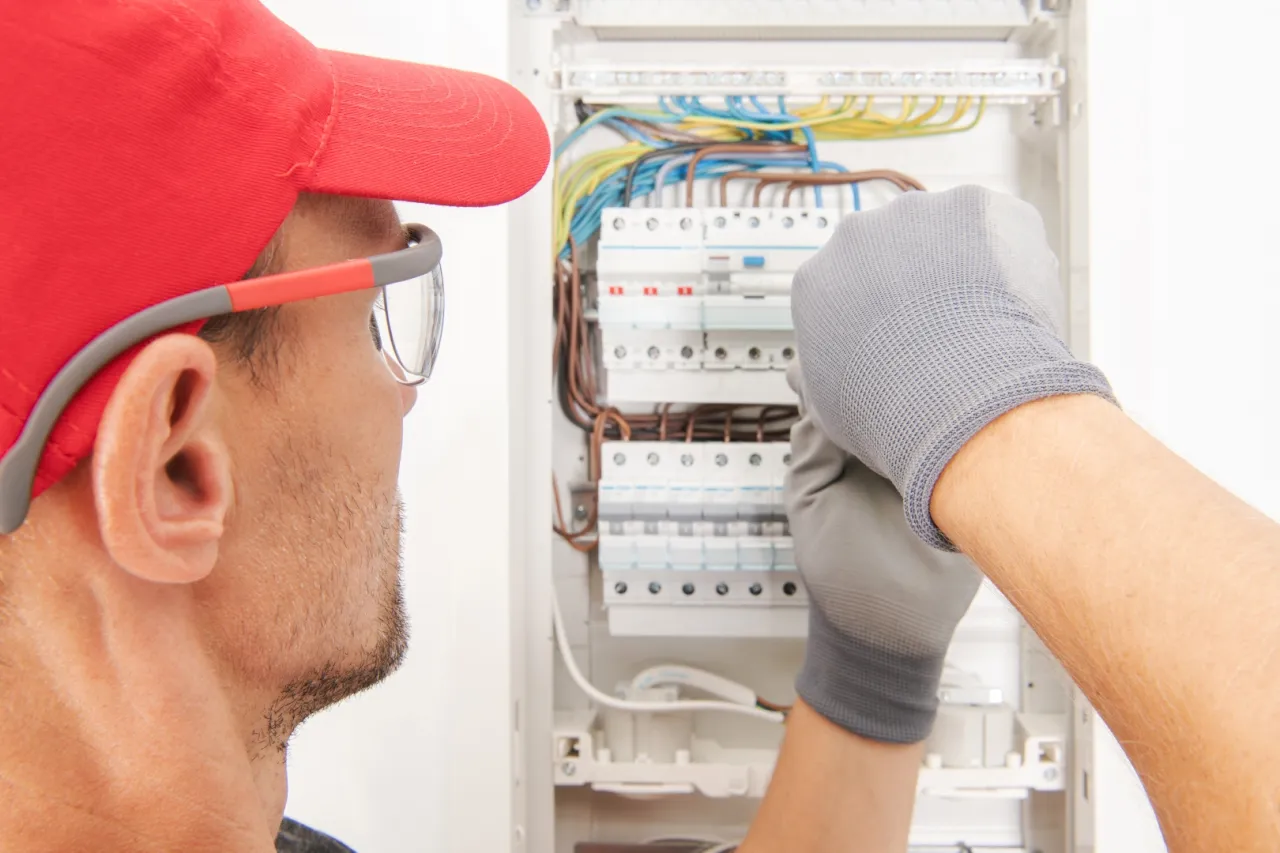 Zdjęcie Technik elektryk co robi? Odkryj kluczowe zadania i umiejętności