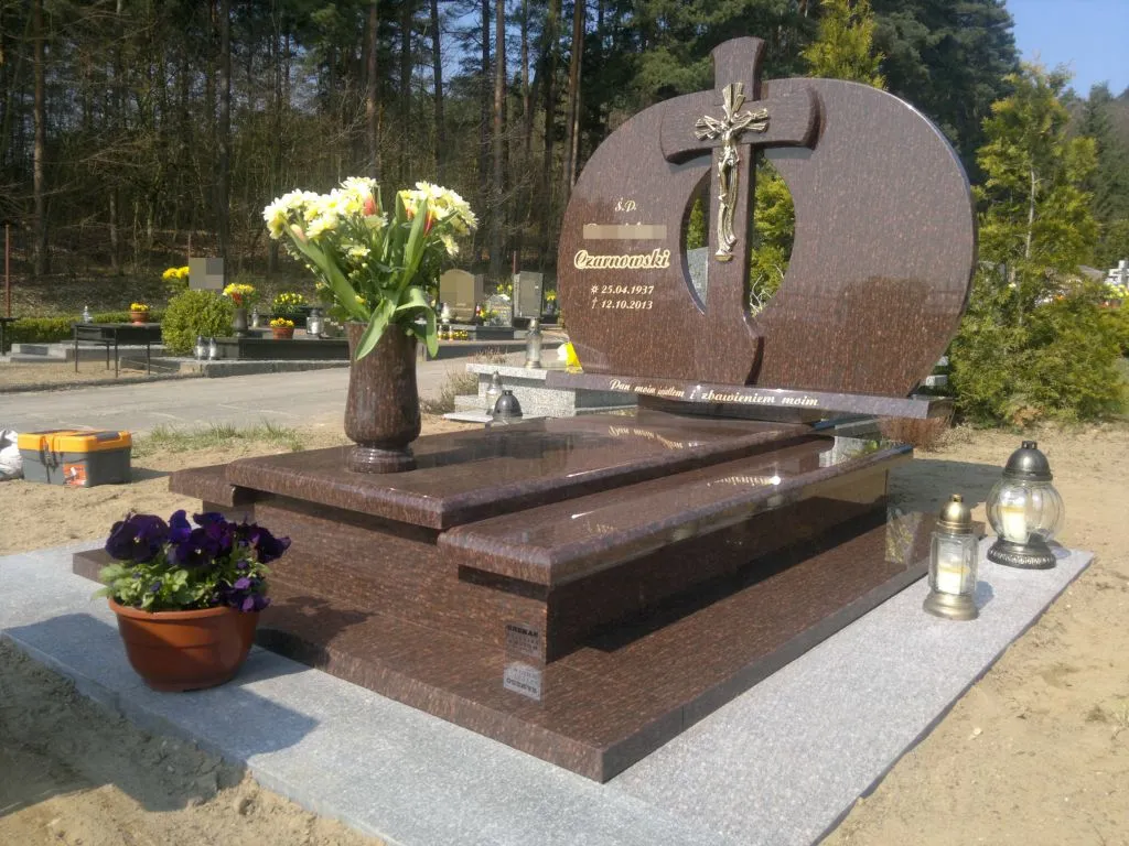 Zdjęcie Ile kosztuje wymiana pomnika na cmentarzu? Sprawdź ukryte opłaty