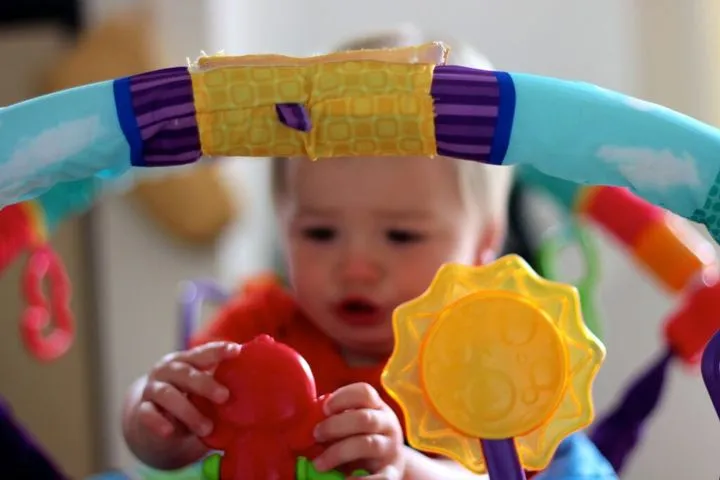 Zdjęcie Mata edukacyjna od jakiego wieku? Odkryj najlepszy moment dla dziecka