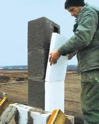 Zdjęcie Czy ocieplanie komina systemowego ponad dachem jest konieczne? Korzyści i zagrożenia
