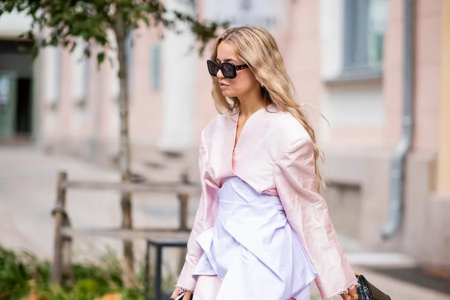 Zdjęcie Pudrowy róż jest modny - poznaj najnowsze trendy i stylizacje
