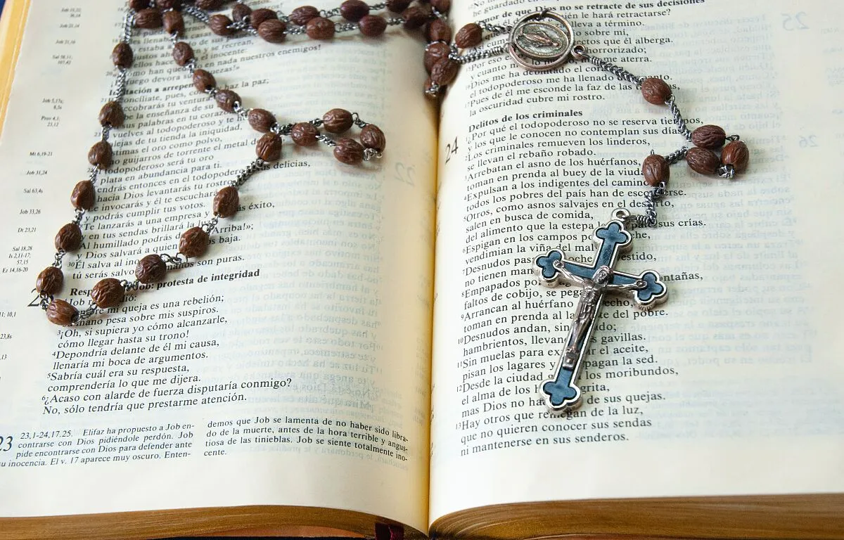 Zdjęcie Ile dni trwa różaniec w kościele? Odkryj jego prawdziwy czas trwania