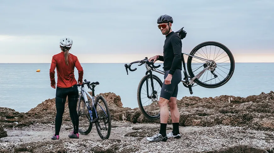 Zdjęcie Kolaż i kolarz: zrozum różnice między sztuką a sportem