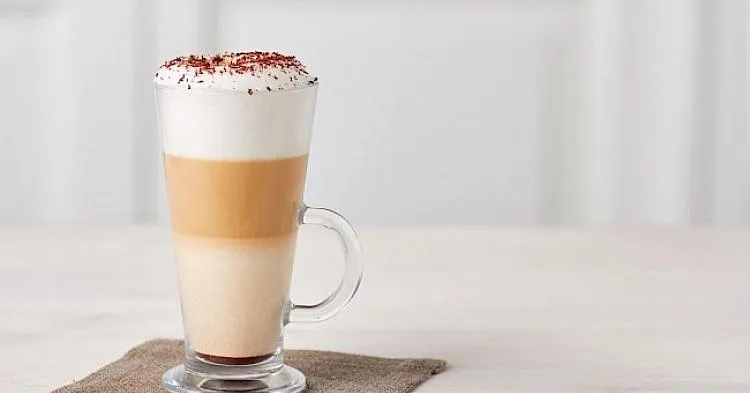 Zdjęcie Ile kalorii ma latte - kompletny poradnik o kaloryczności tego napoju