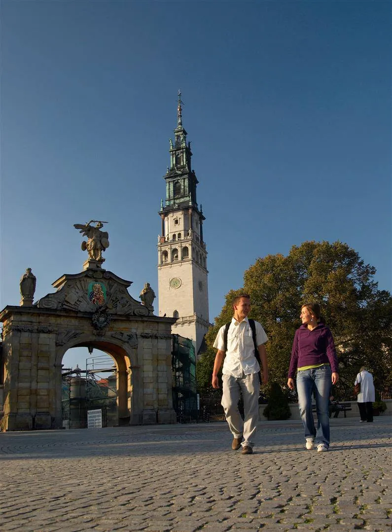 Zdjęcie Sanktuarium Matki Boskiej Częstochowskiej: Historia i znaczenie pielgrzymek