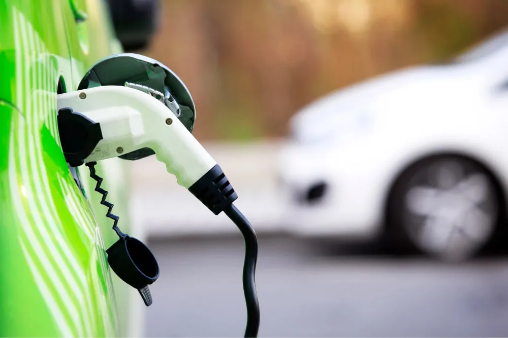 Zdjęcie Jakim prądem ładuje się samochód elektryczny i co warto wiedzieć?