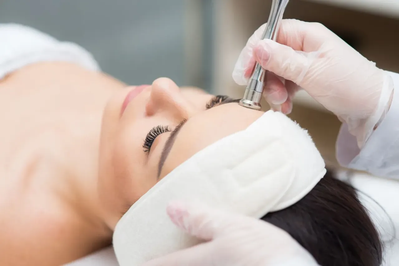 Zdjęcie Ile trwa mikrodermabrazja? Poznaj czas zabiegu i co wpływa na długość