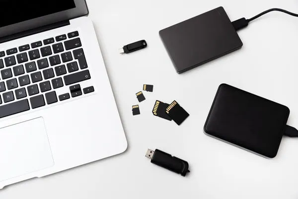 Zdjęcie Pendrive czy dysk zewnętrzny – który wybór ochroni Twoje dane?