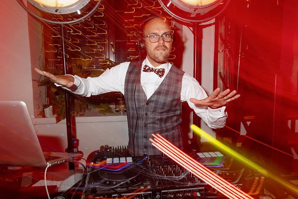Zdjęcie Ile zarabia DJ na weselu? Odkryj zaskakujące stawki w Polsce