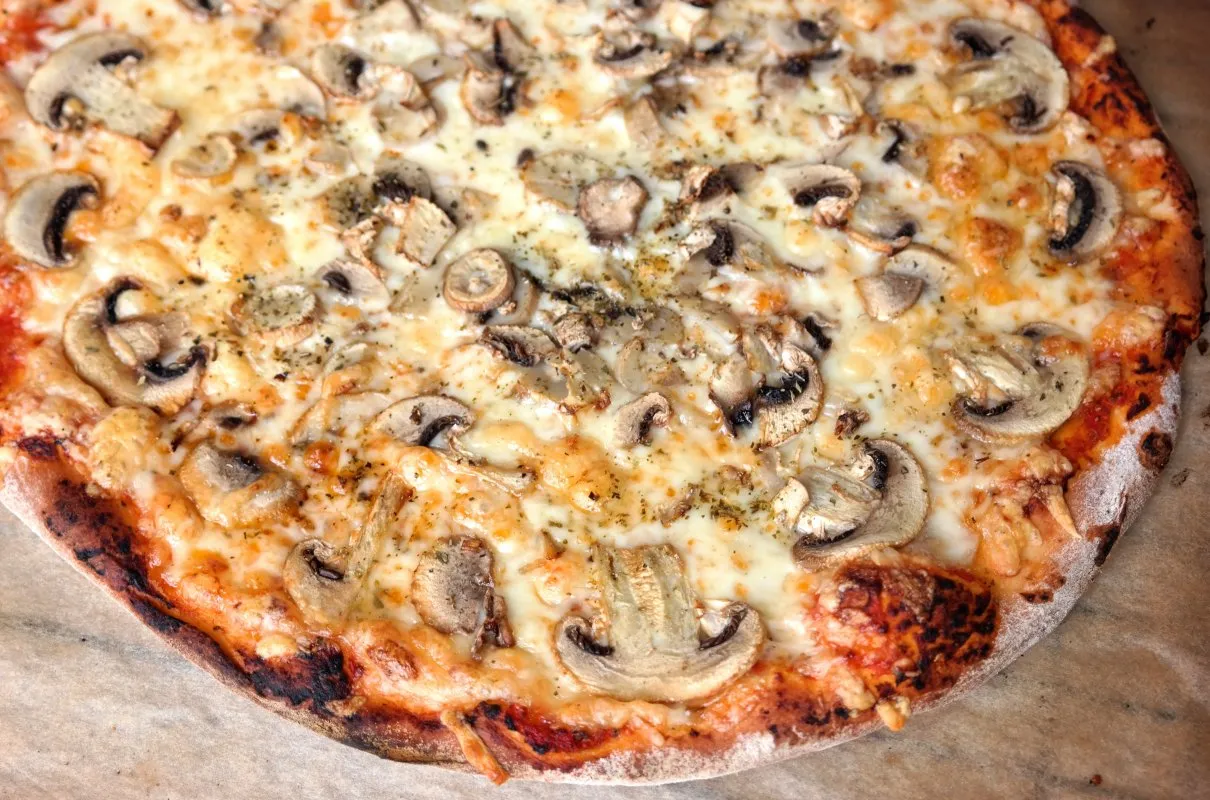 Zdjęcie Jak piec pizzę w piekarniku, aby uniknąć mokrego ciasta?