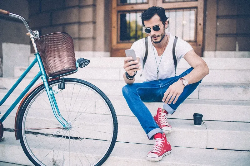 Zdjęcie Stylizacje męskie z Converse: modne zestawy na każdą okazję bez błędów