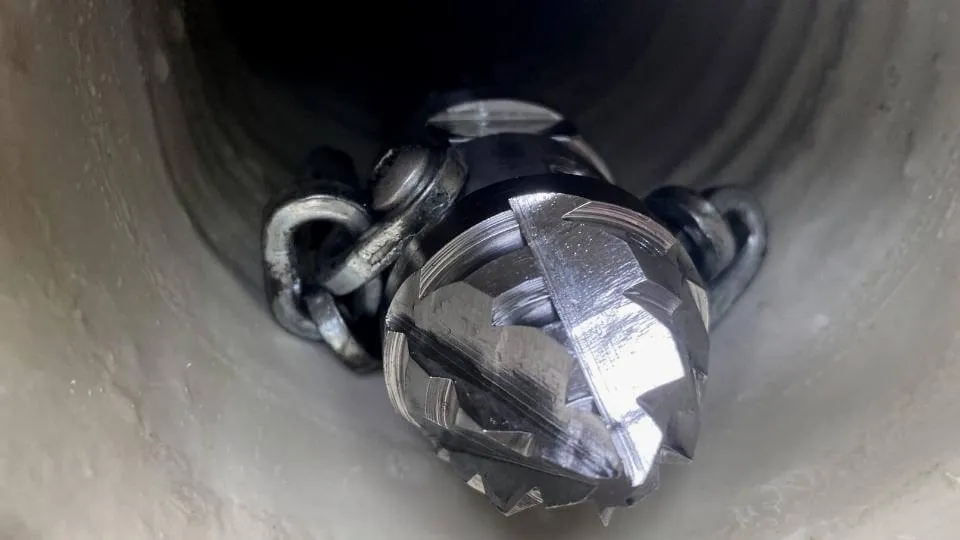 Zdjęcie Jak zakleić dziurę w rurze od wody i uniknąć kosztownych napraw