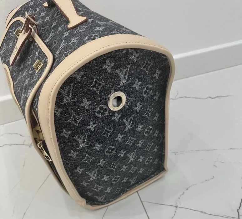 Zdjęcie Luksusowy transporter dla psa Louis Vuitton - komfort i elegancja