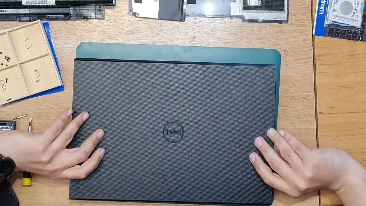 Zdjęcie Jak otworzyć laptopa bez ryzyka uszkodzenia i utraty gwarancji