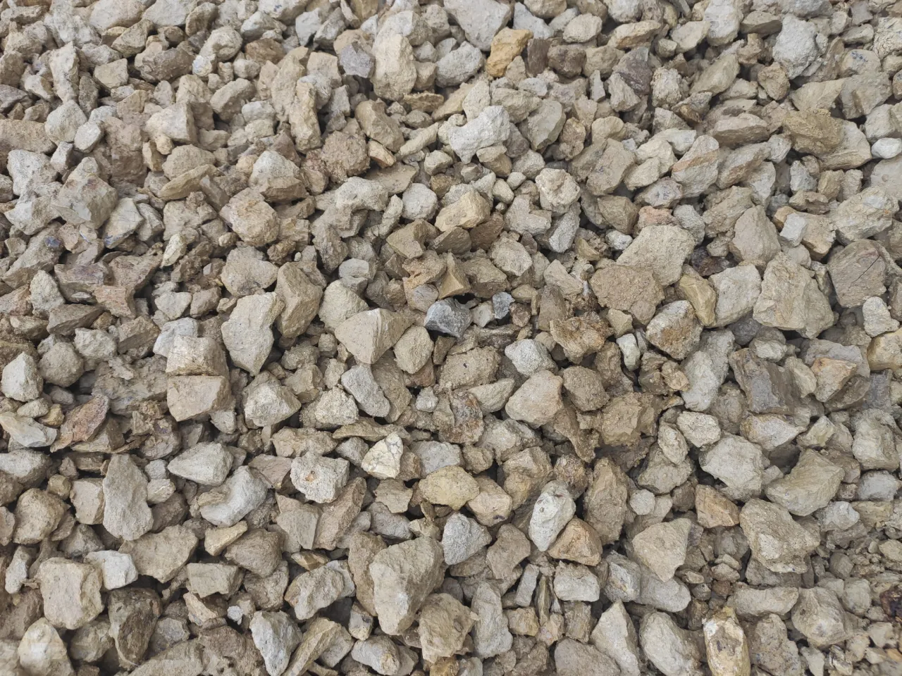 Zdjęcie Kliniec czy tłuczeń na podjazd? Który materiał wybrać, by uniknąć kosztownych błędów