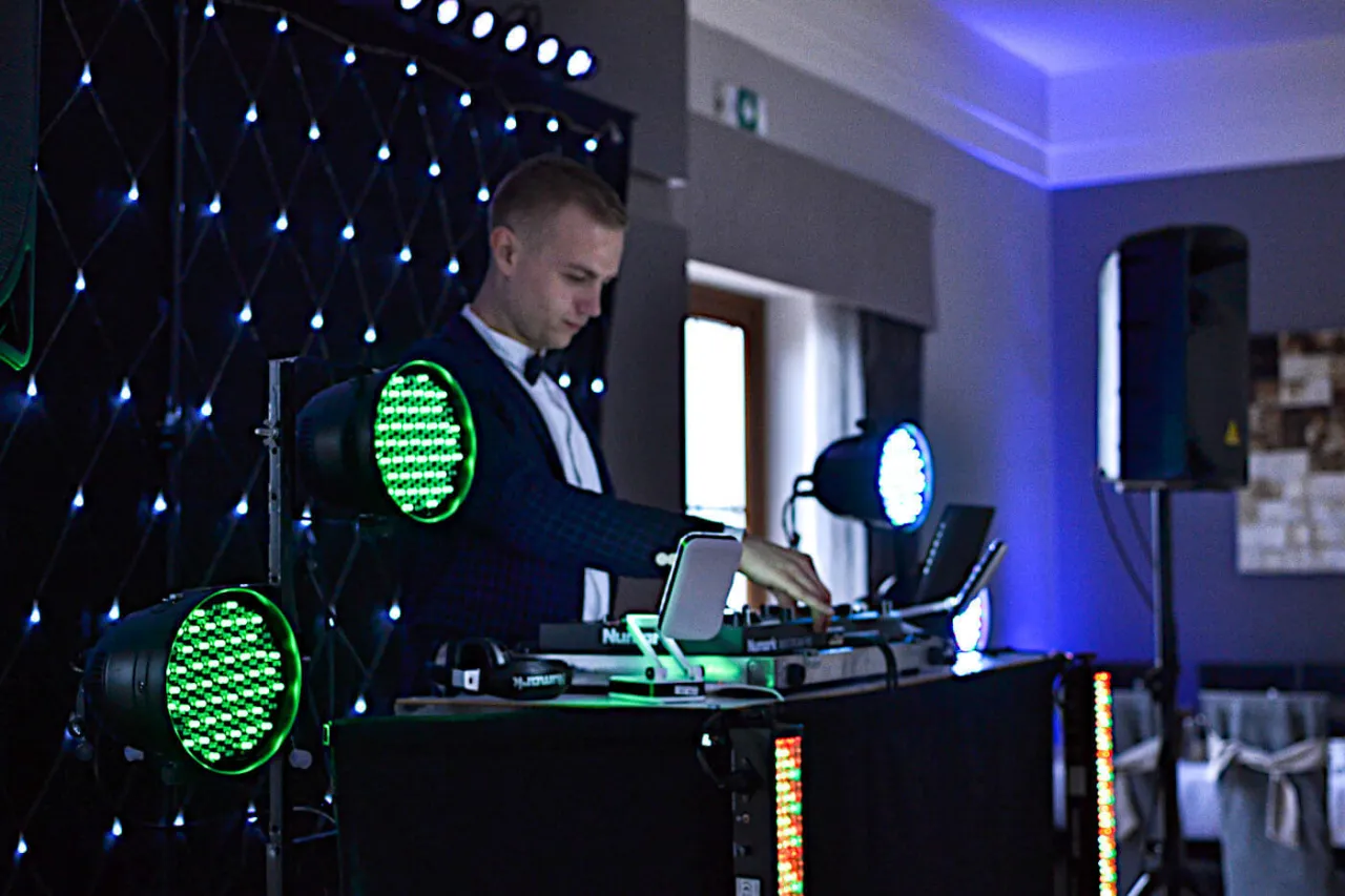 Zdjęcie Jak napisać do DJ-a w sprawie 18, aby uniknąć nieporozumień?