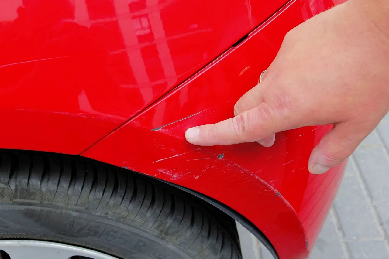 Zdjęcie Jak polerować rysy na samochodzie i przywrócić mu blask bez kosztów