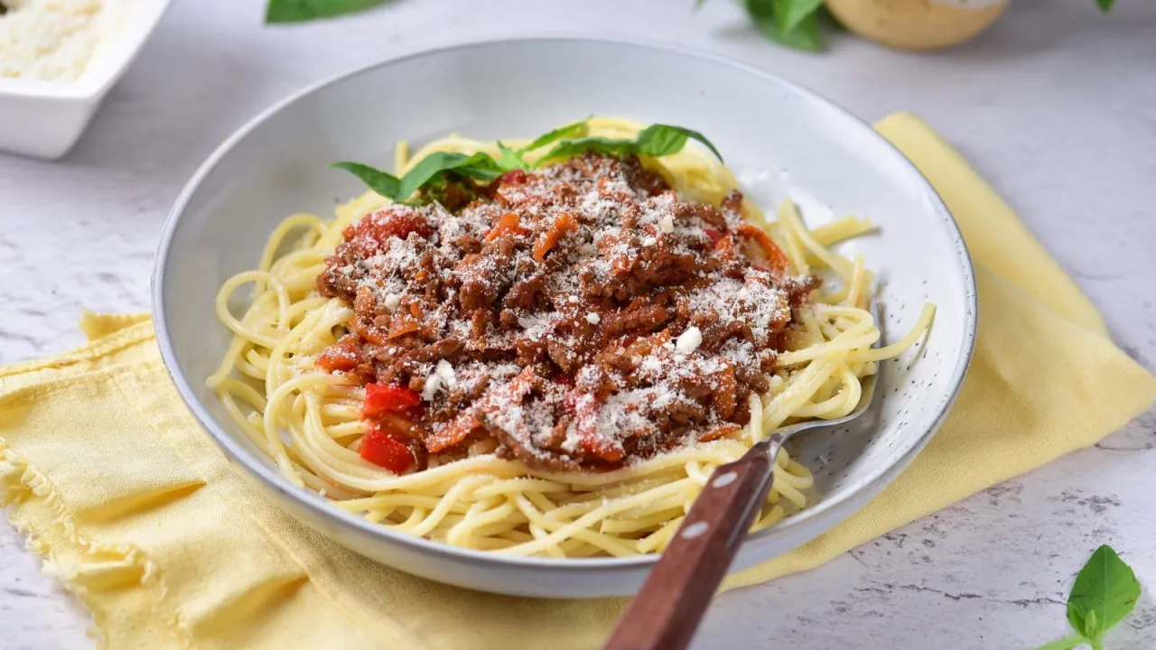 Zdjęcie Przepis na Spaghetti z Mielonym: Sekret Idealnego Sosu Bolońskiego